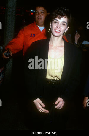 WESTWOOD, CA - 26. Februar: Schauspielerin Annabella Sciorra nimmt an Warner Bros. Pictures'' Die Mambo Kings' Premiere am 26. Februar 1992 an den Mann Bruin Theater in Westwood, Kalifornien. Foto von Barry King/Alamy Stock Foto Stockfoto