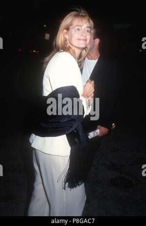 WESTWOOD, CA - 26. Februar: Schauspielerin Lorraine Bracco nimmt an Warner Bros. Pictures'' Die Mambo Kings' Premiere am 26. Februar 1992 an den Mann Bruin Theater in Westwood, Kalifornien. Foto von Barry King/Alamy Stock Foto Stockfoto