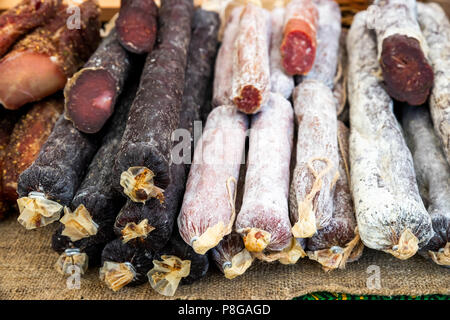 Eine Menge geräucherte Wurst im Store. Stockfoto