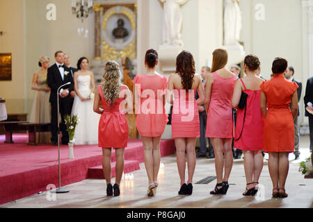 Reihe der Brautjungfern in Coral kleider für hochzeit Stockfoto