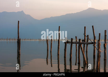 Einen ruhigen Abend in Runde eine Lagune (Đầm Lập Ein), Phú Loc, Viet Nam Stockfoto