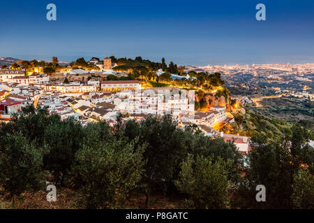 Dämmerung, typische weiße Dorf Mijas. Costa del Sol, Málaga Provinz. Andalusien, Süd Spanien Europa Stockfoto