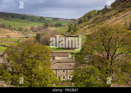 Das VEREINIGTE KÖNIGREICH, England, Yorkshire, Swaledale, Thwaite, Häuser des Dorfes unten Hängen des Kisdon Hill Stockfoto