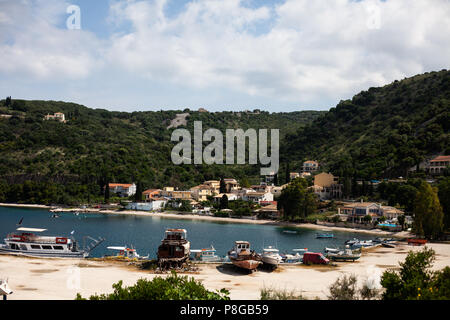 Traditionelle Fischerdorf mit angedockten Boote, Bergdorf mit lakeviews, See Gemeinschaft von Fischern an der Küste von grünen Hügeln mit Häusern Stor Stockfoto