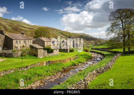 Das VEREINIGTE KÖNIGREICH, England, Yorkshire, Swaledale, Thwaite, Häuser des Dorfes neben Stroh Beck Stockfoto