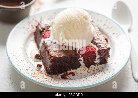 Raspberry chocolate Brownies mit Vanille Eis Stockfoto