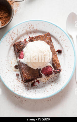 Raspberry chocolate Brownies mit Vanille Eis Stockfoto