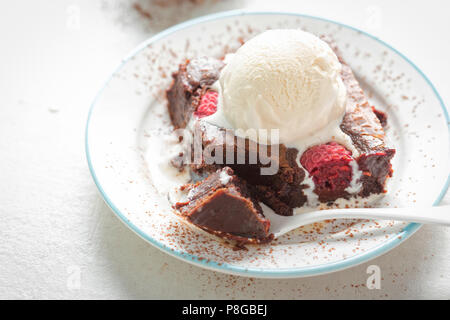 Raspberry chocolate Brownies mit Vanille Eis Stockfoto