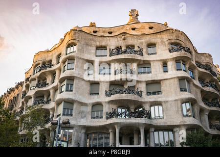 Wellen und bildhauerischen Details von La Pedrera, Casa Mila in Barcelona, Spanien. Architektur verzierten, Ansicht von unten bei Sonnenuntergang, lebhafte Farben. Stockfoto