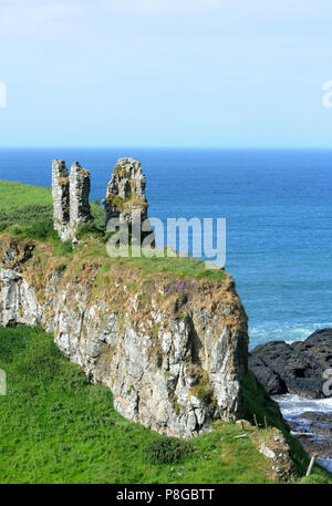 Die Ruinen von dunseverick Castle auf den Klippen der Antrim Coast. Dunseverick, County Antrim, Nordirland, Großbritannien. Stockfoto