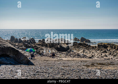 Kiesstrand und Felsformationen entlang Bude Atlantik Strand, Bude, Cornwall, Cornwall, England, Großbritannien Stockfoto