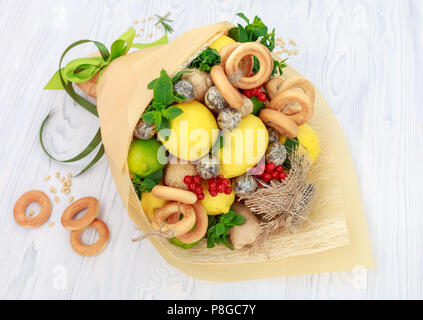 Blumenstrauß aus Honig, ein Bündel von Bagels, Minze, Zitrone, Limette, Ingwer und Rote Johannisbeere als Geschenk für einen angenehmen Tea Party Stockfoto