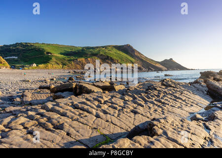 Klippen und Strand in Widemouth Bay im Sommer 2018, Bude Rock Formation, North Cornwall, England, Großbritannien Stockfoto