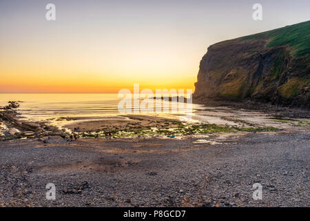 Blue Hour Sonnenuntergang über Crackington Haven Beach, Blick vom Mill Ball Hill im Juli 2018, North Cornwall, England, Großbritannien Stockfoto