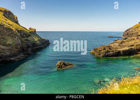 Blick über das Antlantic Ozean Küste mit Tintagel Insel auf der linken Seite, North Cornwall, Cornwall, England, Großbritannien Stockfoto