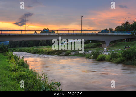 Schönen Sonnenuntergang über Gazela-brücke in Pirot und ein Mann mit einem Hund am Flussufer Stockfoto