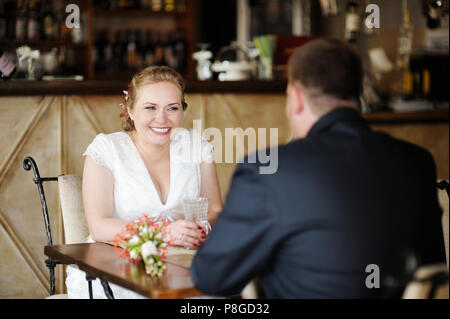 Braut und Bräutigam trinken Kaffee in einem Cafe Stockfoto