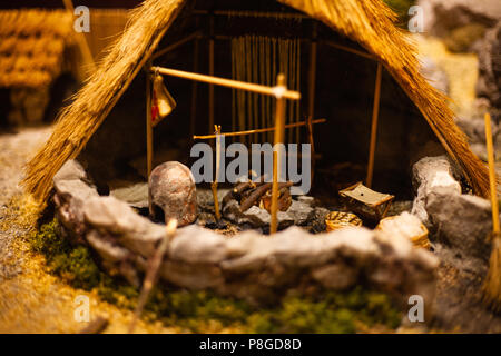 Miniatur Modell der Hütte. Spielen Spielzeug für ein Kind. Hütte Spielplatzgeräte für Kinder. Mini Hütte, für die Anzeige. Realistische Hütte Modell. Modell Haus. Holz haus Modelle für Kind Stockfoto