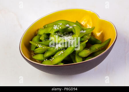 Edamame Bohnen mit Meersalz Stockfoto