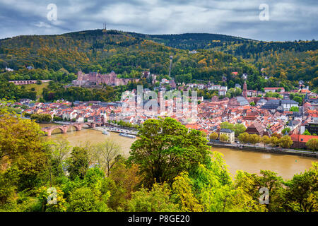 Blick auf Heidelberg im Herbst mit rotem Laub einschließlich Carl Theodor Alte Brücke, Neckar, Kirche des Heiligen Geistes, Deutschland Stockfoto