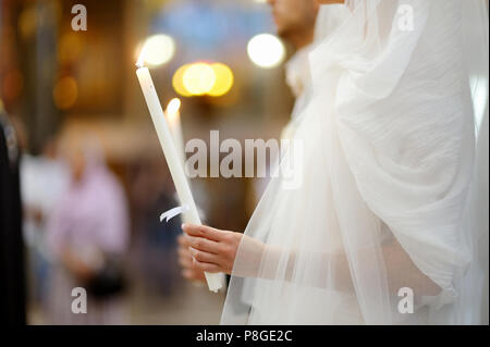 Braut, die Kerze in einer orthodoxen Trauung Stockfoto