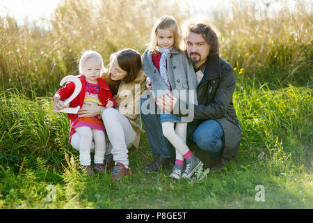 Familie der vier Kleinkind Tochter feiert zweiten Geburtstag Stockfoto