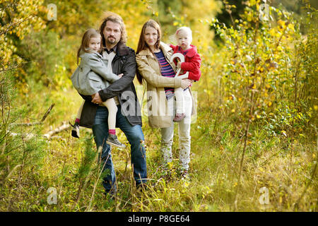 Familie der vier Kleinkind Tochter feiert zweiten Geburtstag Stockfoto