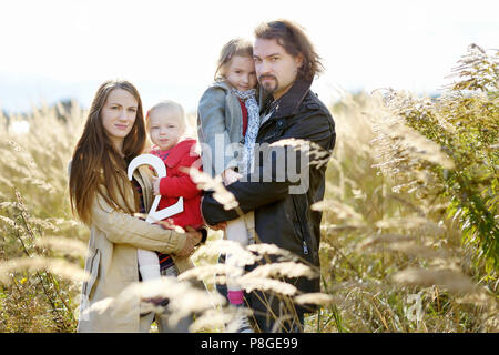 Familie der vier Kleinkind Tochter feiert zweiten Geburtstag Stockfoto