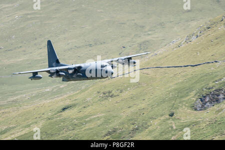 Eine Hercules C-130 Durch die Mach Loop im Juli 2018 Stockfoto