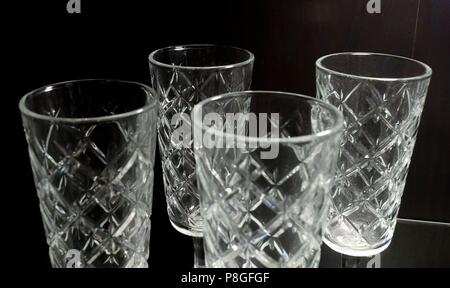 Küchengeräte, Sammlung von transparenten Leer Vintage Crystal Glas Kelchglasserien einrichten, um auf einen Tisch für Essen verwendet. Stockfoto
