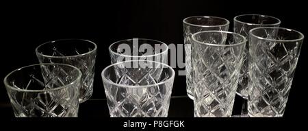 Küchengeräte, Sammlung von transparenten Leer Vintage Crystal Glas Kelchglasserien einrichten, um auf einen Tisch für Essen verwendet. Stockfoto