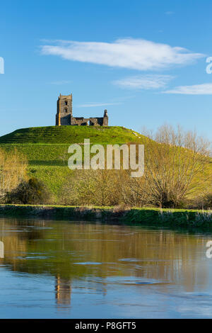 Morgensonne auf der Ruine von St. Michael Kirche auf Burrow Mump, Burrowbridge, Somerset, England, Großbritannien Stockfoto