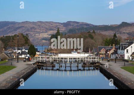 Die Swing Bridge und Schleusentore auf dem Caledonian Canal an Fort Augustus, Highland, Schottland, UK Stockfoto