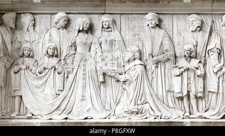 Detail der Fries an der Außenseite des Supreme Supreme Court in Parliament Square, London. Die schnitzereien zeigen Lady Jane Grey C angeboten wird Stockfoto