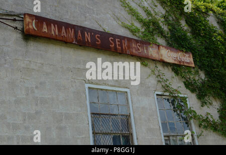 Canavan's Service Station anmelden und Coca Cola Stockfoto