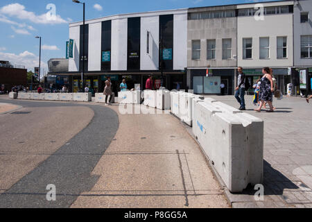 Konkrete Bausteine in einer Fußgängerzone, die Käufer zu schützen, Touristen aus Fahrzeuge über bar Southampton, Hampshire UK Stockfoto