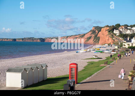 Budleigh Salterton Strand und Strandhütten mit roten Telefonzelle, Devon, England Stockfoto