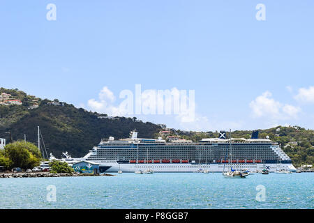 St. Thomas, US Virgin Islands - 01 April 2014: Celebrity Reflexion Kreuzfahrtschiff in Saint Thomas in den US Virgin Islands angedockt. Stockfoto