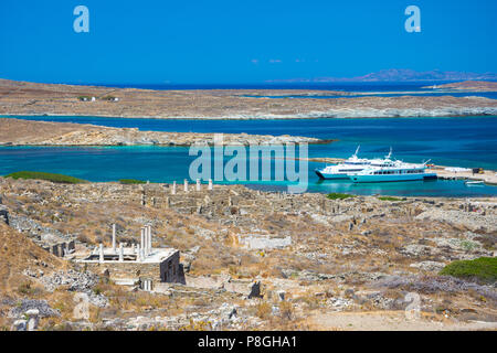 Antike Ruinen auf der Insel Delos in Kykladen, einer der wichtigsten mythologischen, historischen und archäologischen Stätten in Griechenland. Stockfoto