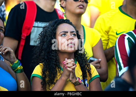 Wm - Juli 6, 2018: Besorgt, brasilianischer Fußball fan Uhren eine Phasentelecast der Partie zwischen Brasilien und Belgien in Rio de Janeiro Stockfoto