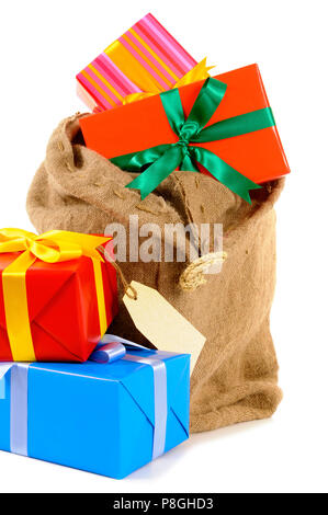 Santa Sack voll mit Haufen von Weihnachtsgeschenke isoliert auf weißem Hintergrund Stockfoto