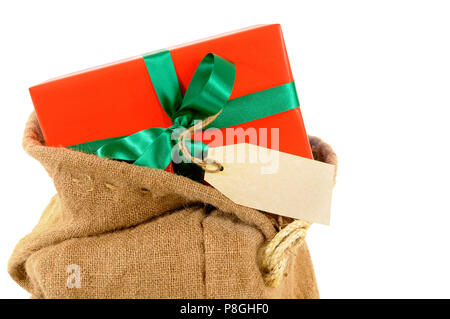 E-Mail Tasche oder Santa Sack mit kleinen roten Weihnachten Geschenk und Label auf weißem Hintergrund Stockfoto