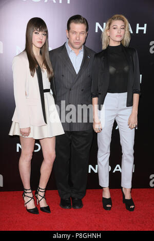 Ankyra Baldwin, Hailey Baldwin und Stephen Baldwin nehmen an der "Noah" New York Premiere im Ziegfeld Theatre am 26. März 2014 in New York City. Stockfoto