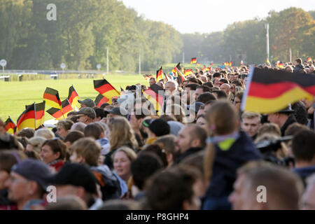 Hoppegarten, Deutschland, Menschen wave Nationale Fahnen am Tag der Deutschen Einheit Stockfoto