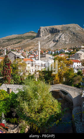 Sehenswürdigkeiten Altstadt Häuser und Moschee in Mostar Bosnien Stockfoto