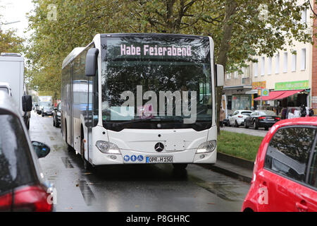 Berlin, Deutschland, Busfahrer schließen Stockfoto