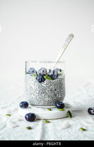 Chia Pudding mit Blaubeeren, Kürbiskerne, und Kokosnuss. Stockfoto