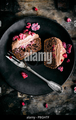 Brownies mit Milch Ganache und Himbeeren. Stockfoto