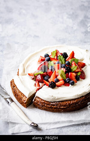 Erdbeer Biskuit mit Frischkäse topping Stockfoto