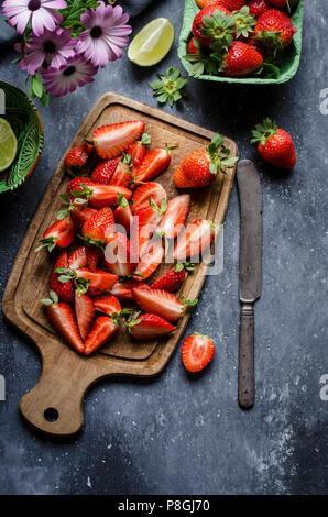 Frische Erdbeeren auf einem Schneidebrett Stockfoto